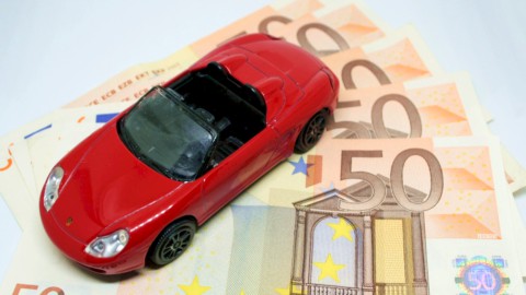Assicurazioni auto: prezzi in calo, sinistri in aumento