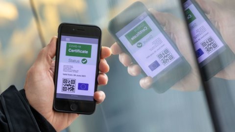 I contagi risalgono e il Green Pass potrebbe cambiare