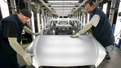 Stellantis, Ford e General Motors capitolano: i lavoratori guadagneranno 42 dollari l’ora a regime