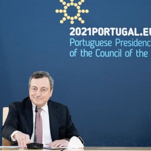 Covid, Draghi: "Quiero reabrir pero con seguridad", cortina con el pavo real