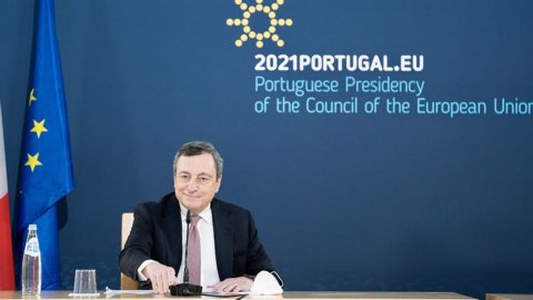 Covid, Draghi: "Quero reabrir mas em segurança", cortina com o pavão