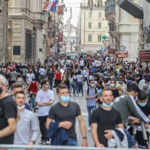 Ko für Covid einkaufen. Am stärksten betroffen ist die Via del Corso in Rom