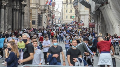 Ko für Covid einkaufen. Am stärksten betroffen ist die Via del Corso in Rom