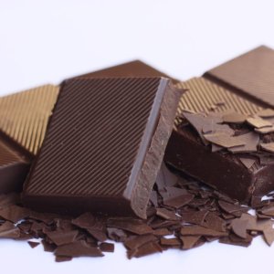 Cioccolato amaro: i prezzi delle uova di Pasqua salgono del 30-40%. Ma volano anche le colombe per i rincari del burro