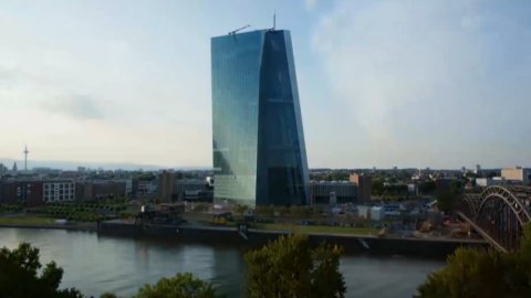 Bollettino Bce: nel 2024 il Pil riparte al netto di nuovi shock e l’inflazione continuerà a scendere. I tassi? Restrittivi finché necessario