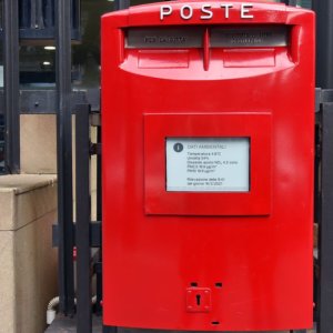 Poste: صندوق البريد الأحمر من أيقونة البوب ​​يصبح وحدة تحكم ذكية