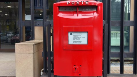 Poste: the red mailbox from a pop icon becomes a smart control unit