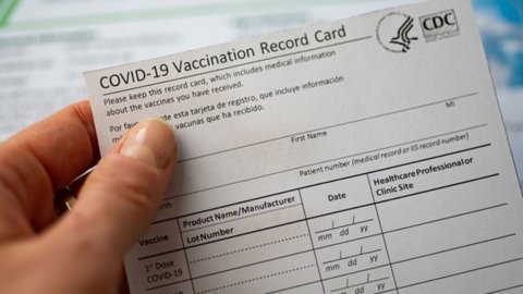 Vaccini, falsi certificati sul darkweb: costano 100 euro