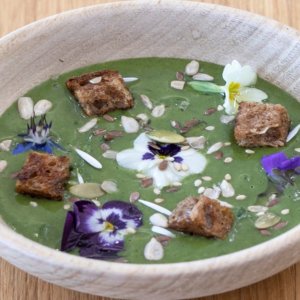 Receita do chef Michele Galliano: a sopa de ervas que desperta a primavera