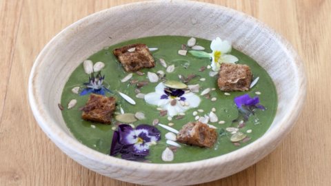 La recette du chef Michele Galliano : la soupe aux herbes de l'éveil du printemps