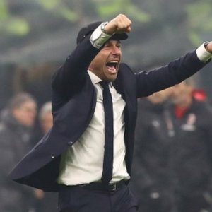 La Roma stende l’Inter a San Siro e il Napoli ne approfitta per tornare in testa da solo. Vince la Juve e pareggia l’Atalanta