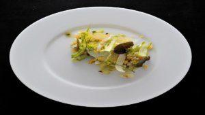 Piatto Uova e asparagi dello chef Lorenzo Cogo stella Michelin