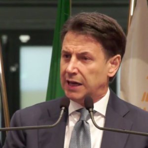 Cernobbio boccia Conte su Ucraina e deficit pubblico: “Con lui salirebbe oltre il 10% del Pil”