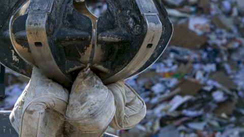 Rifiuti urbani: l’Italia usa troppo le discariche, ma il 70% dei termovalorizzatori è al Nord