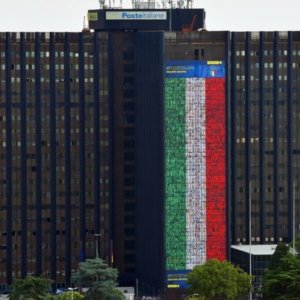 Eropa, juga Poste mendukung Azzurri: maxi-flag ke EUR