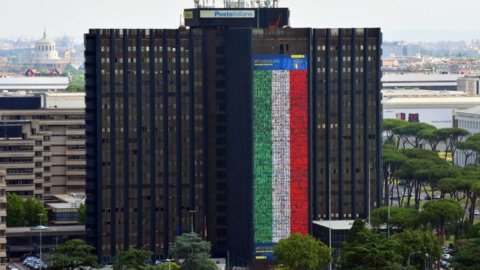 Europeos, también Poste apoya a Azzurri: maxi-bandera al EUR