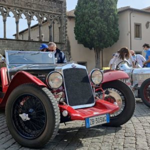 Carros antigos, feitos na Itália, triunfam no ataque dos etruscos