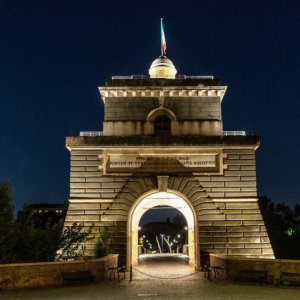 Acea beleuchtet die Torretta Valadier der Ponte Milvio in Rom