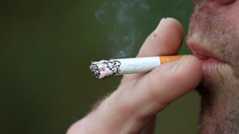Prezzo sigarette: aumenti in vista per colpa dei mozziconi