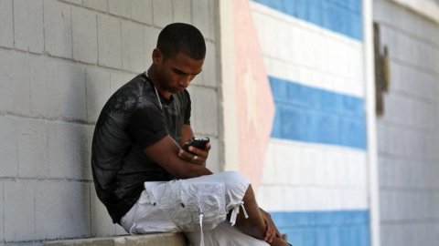 Cuba turns tech: the first mobile phone is produced