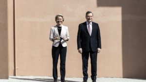 Il Premier Draghi e la presidente della Commissione Ue von der Leyen a Cinecittà