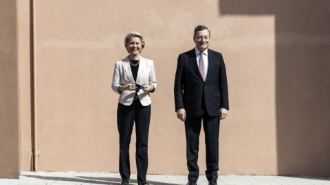 Von der Leyen richiama Draghi: “Gli ho chiesto di aiutarci sulla competitività”. Ue avvia un’indagine sulle auto elettriche cinesi