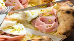 pizza mortadella e mozzarella