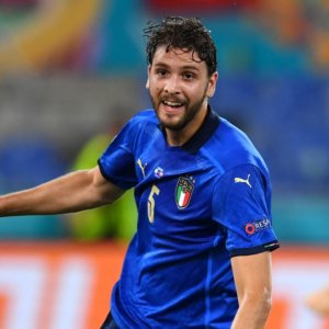 La Juve sbanca San Siro e sale al terzo posto: un gol dell’ex Locatelli mette ko il Milan. La Roma batte il Monza al 90°