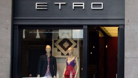 Роскошь, Арно также берет 60% Etro