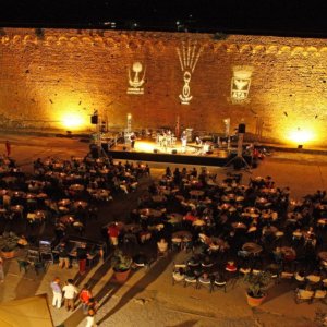 Bollani membuka Jazz & Wine di Montalcino, ulasan yang memadukan anggur dan musik yang bagus