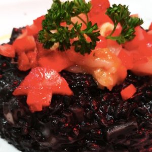 Ricette da barca: un piatto da chef il risotto con seppie e fragole marinate al mokito