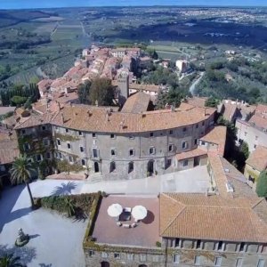Bcc Castagneto Carducci, l’economia nel castello Della Gherardesca