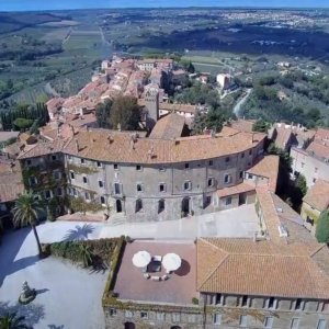 Bcc Castagneto Carducci, economia din castelul Della Gherardesca