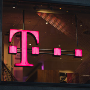 Deutsche Telekom: utile netto +15,7% nel trimestre. Alza la guidance e punta alla maggioranza T-Mobile