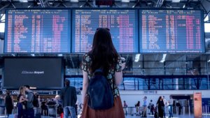 Ragazza in aeroporto, pff e green pass