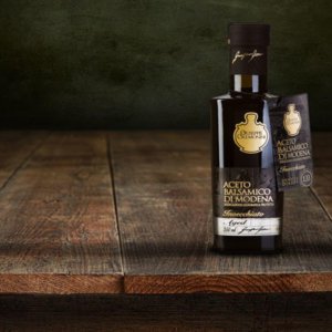 Conquista i tedeschi l’aceto balsamico IGP cinque grappoli dell’Acetaia Cremonini