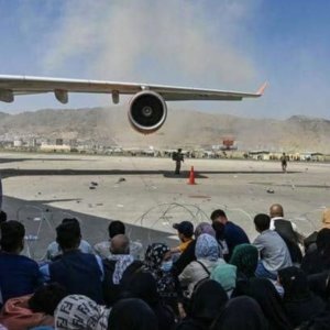 Strage all’aeroporto di Kabul, decine tra vittime e feriti