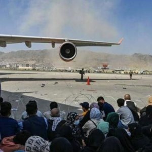 Massacre no aeroporto de Cabul deixa dezenas de mortos e feridos