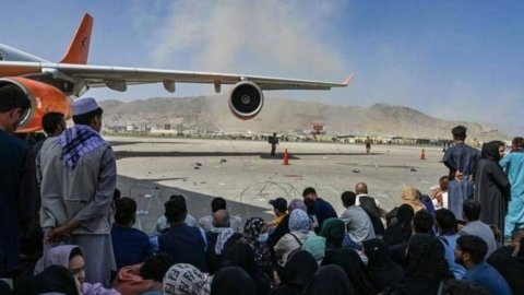 Strage all’aeroporto di Kabul, decine tra vittime e feriti