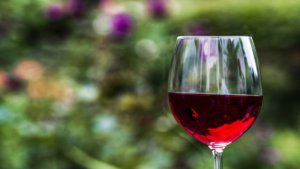 bicchiere a calice di vino rosso