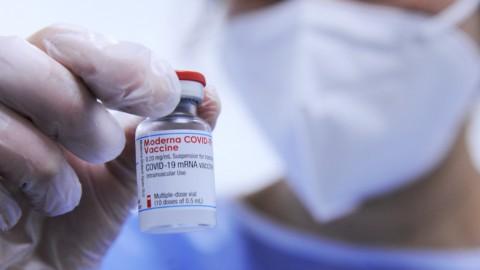 Vaccini Covid, Moderna fa causa a Pfizer e BioNTech: “Copiata la nostra tecnologia”