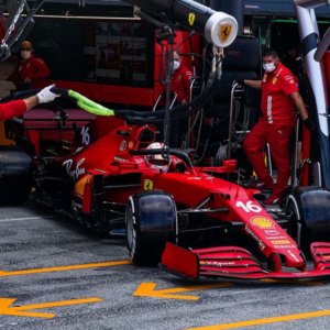 Ferrari berjalan dan mendorong Bursa Efek di atas paritas