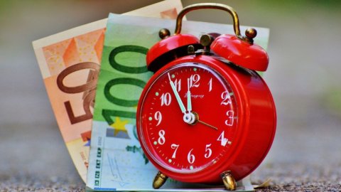 BORSE ULTIME NOTIZIE: banche sotto tiro, listini in rosso. Tengono i Btp dopo l’allarme Moody’s