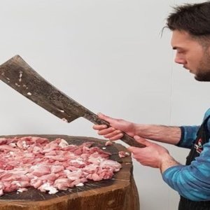 La salsiccia al ceppo di Linguaglossa, usanza secolare, nuovo presidio Slow Food