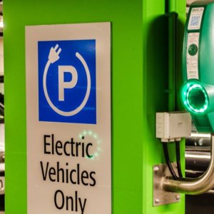 Auto elettriche: le vendite si impennano, ma le colonnine scarseggiano