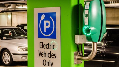 Auto elettriche: le vendite si impennano, ma le colonnine scarseggiano