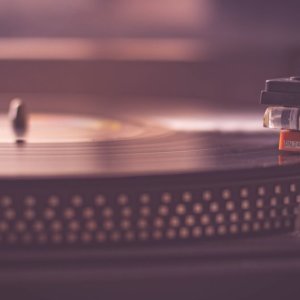 De Dalla à Battisti, ce disque vinyle qui ne se fixe jamais complètement