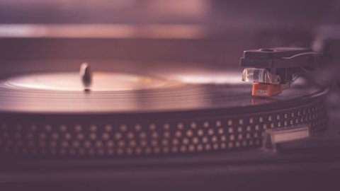 Da Dalla a Battisti, quel disco di vinile che non tramonta mai del tutto