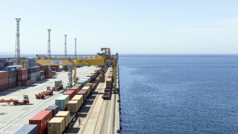 No Green Pass, en el Puerto de Trieste la policía evacua con cargas y cañones de agua