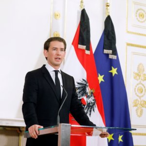 Austria: il cancelliere Kurz accusato di corruzione